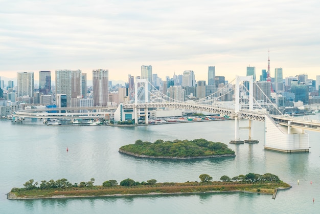 Horizonte de Tokio con la torre de Tokio y el puente del arco iris.