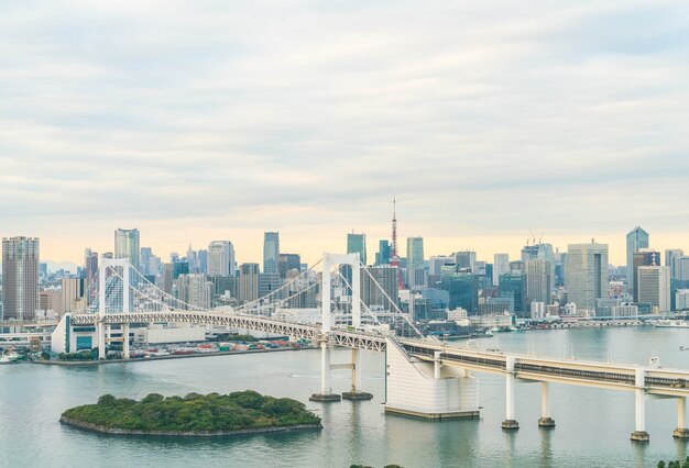 Horizonte de Tokio con la torre de Tokio y el puente del arco iris.