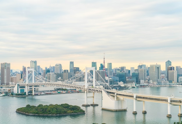 Horizonte de Tokio con la torre de Tokio y el puente del arco iris.