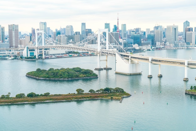 Horizonte de Tokio con la torre de Tokio y el puente del arco iris.