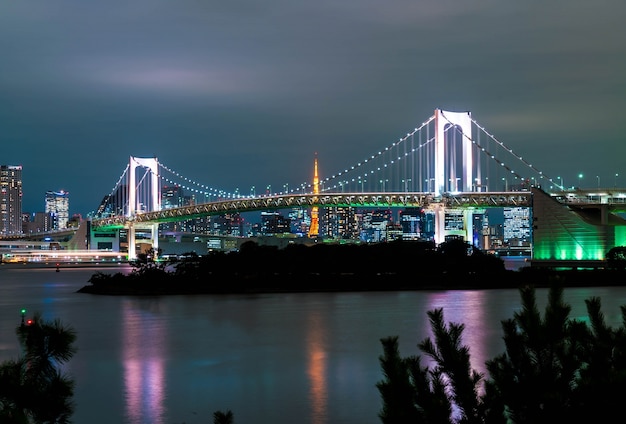 Horizonte de Tokio con la torre de Tokio y el puente del arco iris.