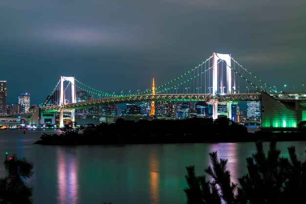 Horizonte de Tokio con la torre de Tokio y el puente del arco iris.