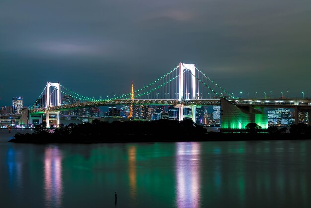 Horizonte de Tokio con la torre de Tokio y el puente del arco iris.