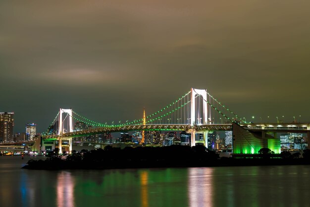 Horizonte de Tokio con la torre de Tokio y el puente del arco iris.