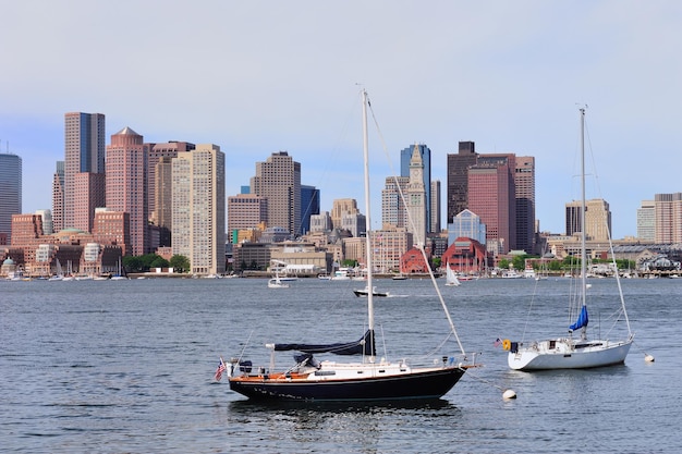 Foto gratuita horizonte urbano de la ciudad con barco