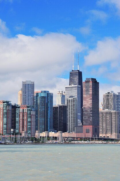 Horizonte urbano de la ciudad de Chicago con rascacielos sobre el lago Michigan con cielo azul nublado.