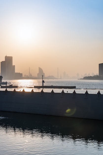 Horizonte urbano y edificios modernos