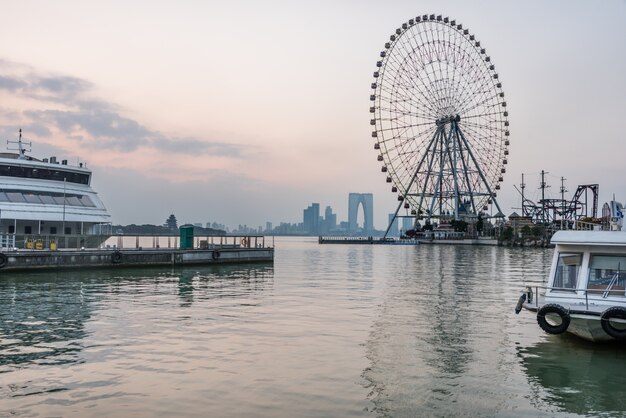 Horizonte urbano y edificios modernos