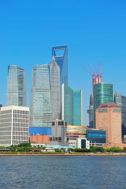 Horizonte urbano de Shanghai con cielo azul claro sobre el río Huangpu.