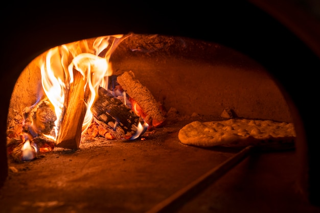 Hornear deliciosa pizza con horno de leña