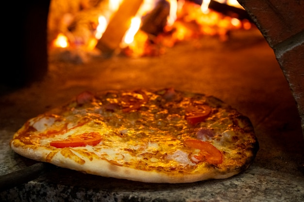 Hornear deliciosa pizza con horno de leña