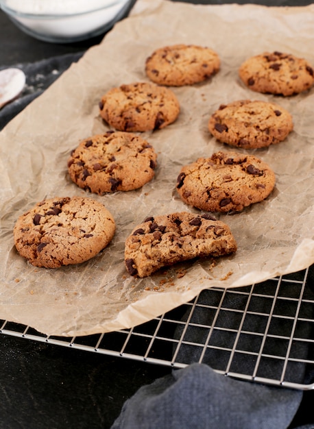 Hornear galletas en el horno