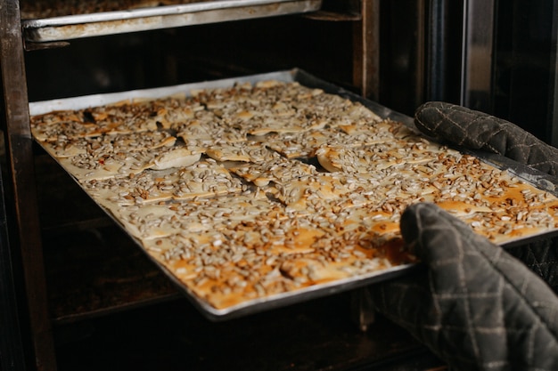 Foto gratuita hornear galletas con nueces dulce delicioso delicioso dentro de la bandeja de plata del horno