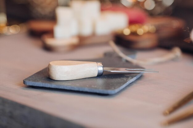 Horquilla en la tabla de cortar en la mesa de año nuevo con decoración en el fondo. Concepto de víspera de año nuevo