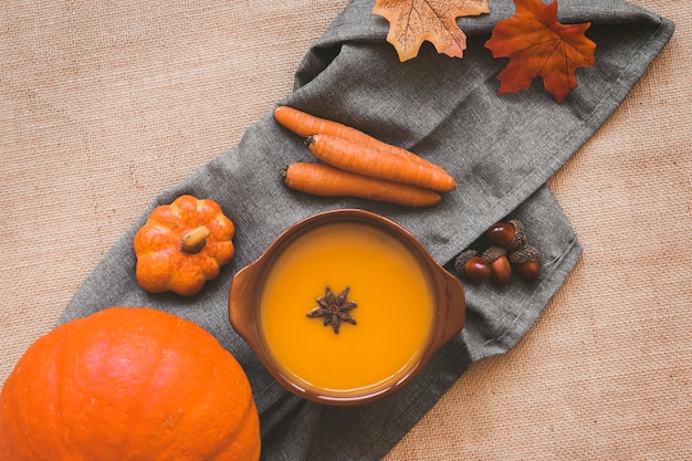 Hortalizas de otoño y zanahorias cerca de sopa