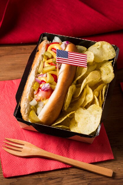 Hot-dog de ángulo alto con patatas fritas