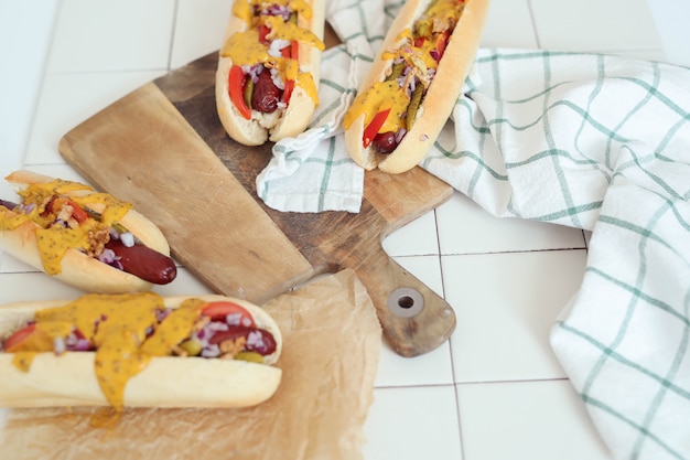 Foto gratuita hot dog con salsa sobre superficie blanca