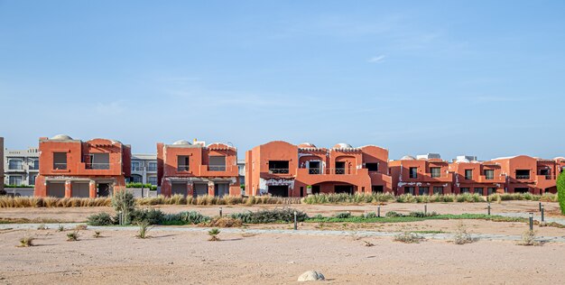 Un hotel abandonado, en un lugar desierto. Crisis turística durante la pandemia de coronavirus.