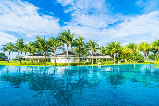 Hotel reflejado en agua