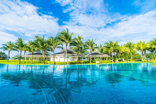 Hotel reflejado en agua