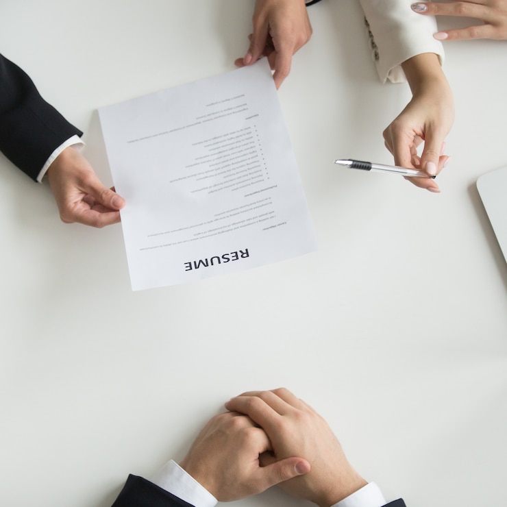 Photo Gratis hr reading applicants resume at job interview, top closeup view