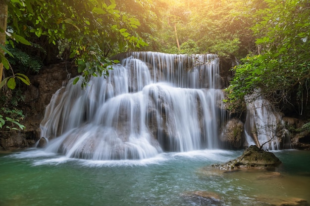 Foto gratuita huai mae khamin waterfall tier 3 khuean parque nacional srinagarindra kanchanaburi tailandia
