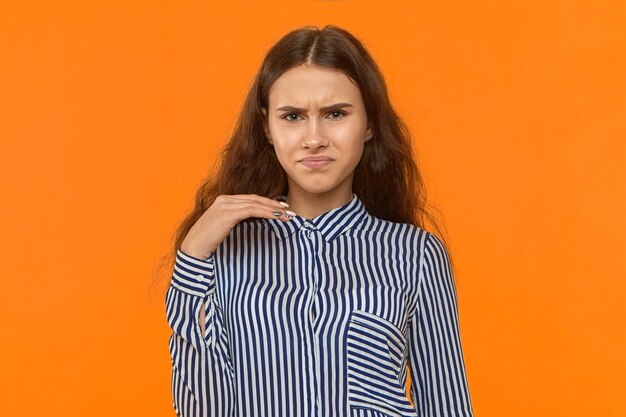 Huele mal. Bruto. Imagen de hermosa joven mujer europea haciendo muecas