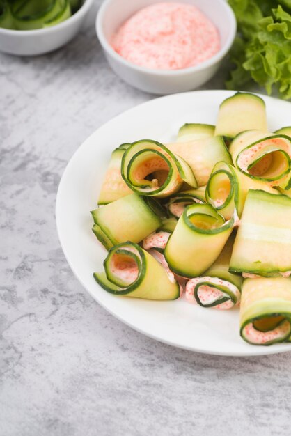 Huevas de alto ángulo y verduras frescas