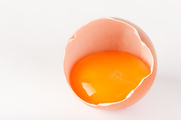Huevo aislado en superficie blanca
