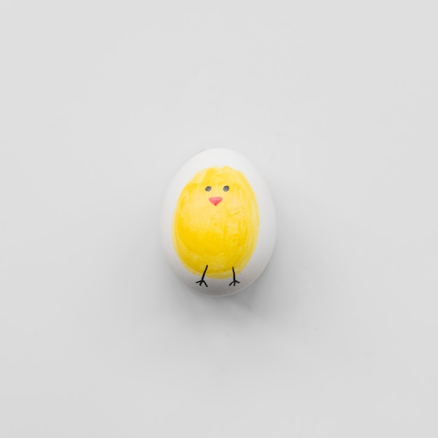 Huevo blanco con pollo amarillo.