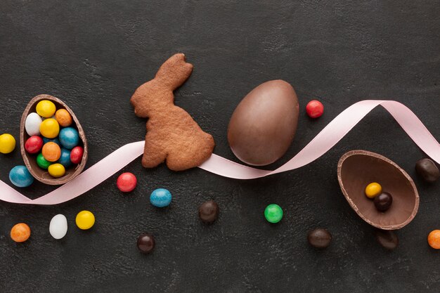 Huevo de chocolate para pascua y galleta en forma de conejito con caramelo