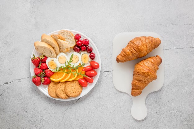 Huevo cocido frutas y verduras para el desayuno