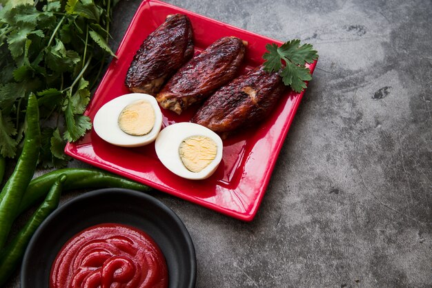 Huevo cocido y salsa de tomate e ingredientes sobre fondo áspero