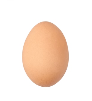 Un huevo crudo aislado en blanco con trazado de recorte