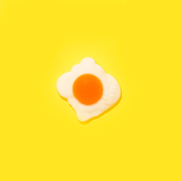 Huevo dulce sobre fondo amarillo