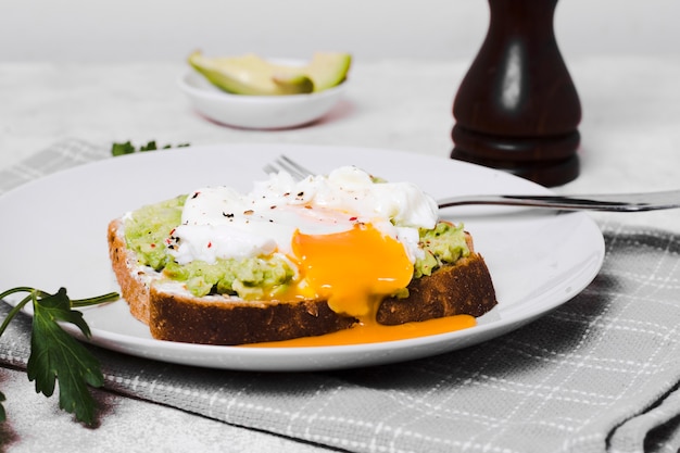 Huevo encima de tostadas de aguacate