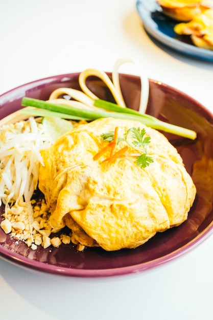 Huevo envoltura pad tailandés fideos