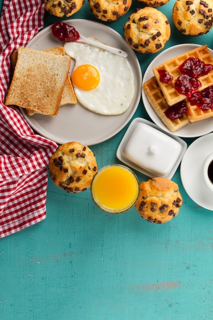 Huevo frito y gofres con mermelada