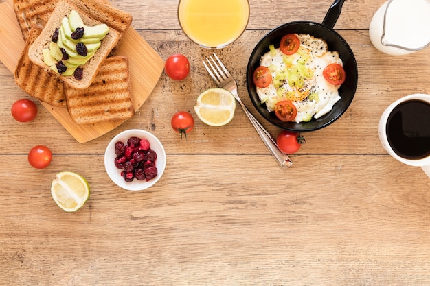 Foto gratuita huevo frito en sartén con tostadas y tomates