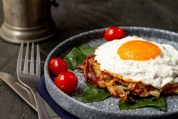 Huevo frito con tomate y croquetas de patata