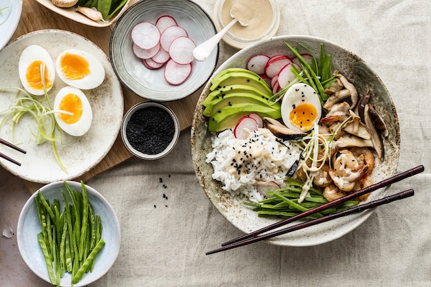 Huevo y gambas servidos con salsa tahini en estilo fotográfico plano