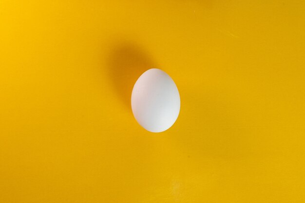 Huevo en la mesa amarilla