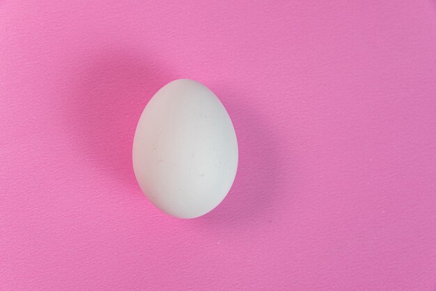 Huevo en la mesa rosa