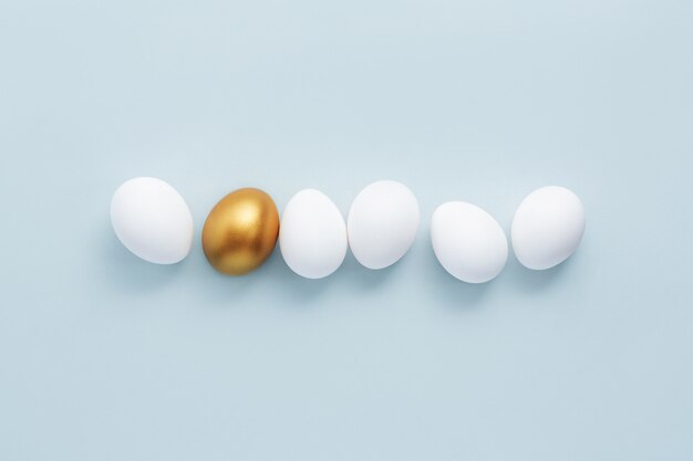 Huevo de oro con huevos blancos
