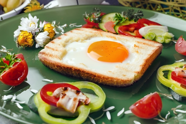 Huevo en pan tostado al horno con verduras frescas