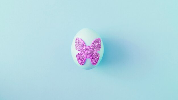 Huevo de Pascua con adhesivo decorativo de mariposa.