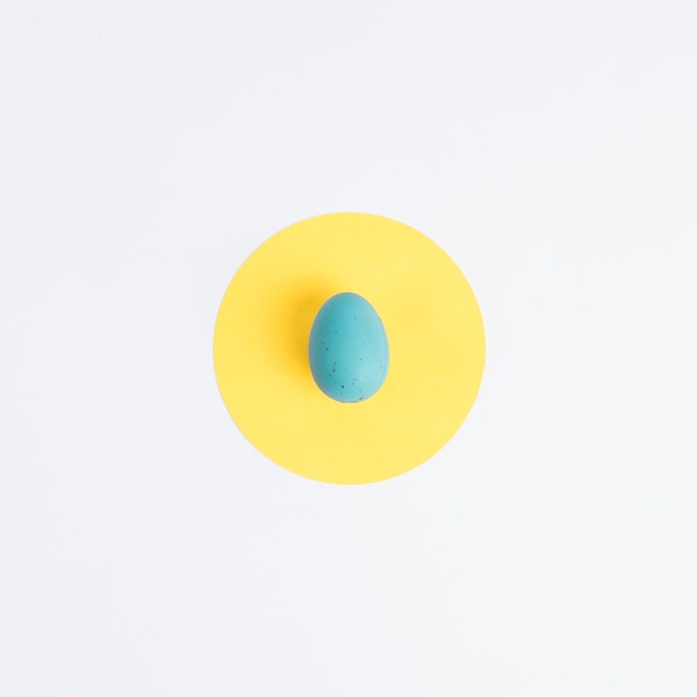 Huevo de Pascua azul en círculo amarillo