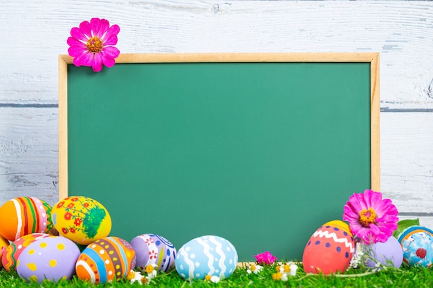 Huevo de Pascua de colores sobre la hierba verde