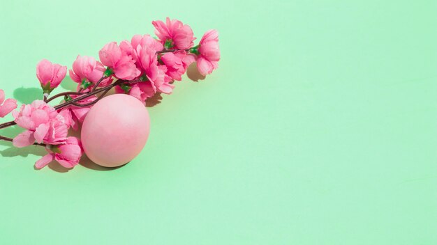 Huevo de Pascua colorido con flores en la mesa