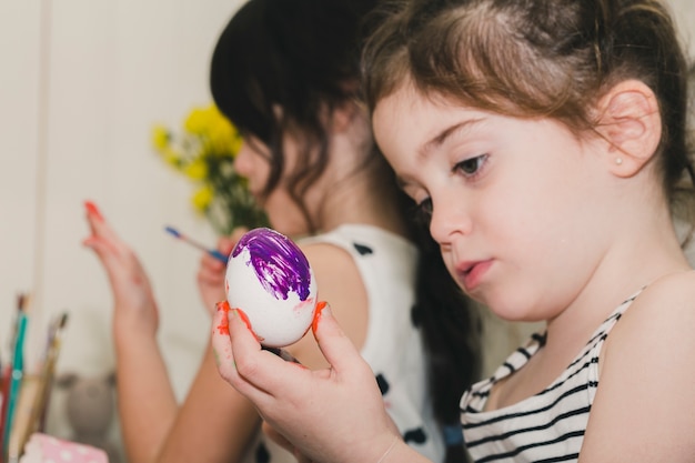 Huevo de pintura concentrada de niña